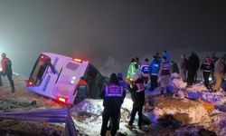 Yolcu otobüsü devrildi ortalık savaş alanına döndü: 30'dan fazla yaralı 4 ölü var!