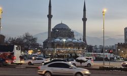 Kayseri’de Cumhuriyet Meydanı’nın her yerinde tehlike saçıyor! Buradan geçmek cesaret ister