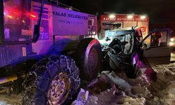 Kayseri’de hafif ticari araç belediyenin iş makinesine çarptı! 1’i ağır 2 yaralı