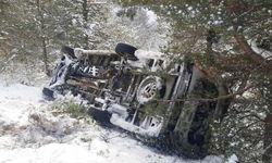 Köy minibüsü devrildi! İki öğretmen yaralandı