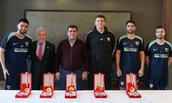 Kayserispor'a Beşiktaş maçı öncesi sürpriz! Plaket ve ödül verildi