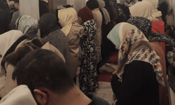 Camide kadın ve erkekler aynı safta namaz kıldı! Kaymakamlık inceleme başlattı