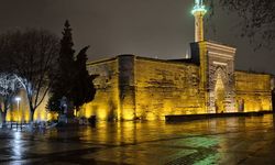 Her gün önünden binlerce insan geçiyor! Kayseri’nin merkezinde 8 asırlık tarih