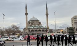 Kayseri Cumhuriyet Meydanı’nda fidan için sıraya girdiler! Binlerce kişiye dağıtıldı!