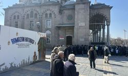 Niyazi Ünalmış paylaştı: Cumhuriyet Meydanı’nda dikkat çeken ücretsiz ekmek kuyruğu!