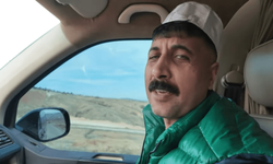 Kayserili ünlü şarkıcı kutsal emanetlere gitti! Takke takıp Kuran okuduğu anlar dikkat çekti