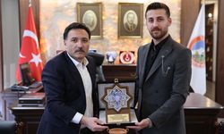 Kayseri Valisi Gökmen Çiçek, Çini Sanatçısı Batuhan Deniz’i Kabul Etti