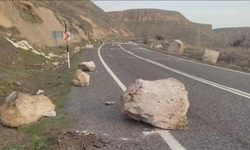 Kayseri Soğanlı yolunda düşen dev kaya parçası paniğe sebep oldu!