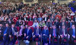 A Parti Genel Başkanı Ağıralioğlu'na yoğun ilgi: Başkan salona girmekte zorlandı!