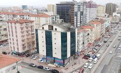 Kayseri’nin sağlık merkeziydi! 8 katlı bina 70 milyon TL’ye satılıyor
