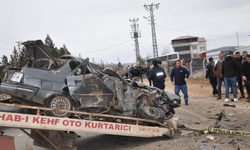 Otomobilin kağıt gibi ezildiği feci kazada bir aile yok oldu!
