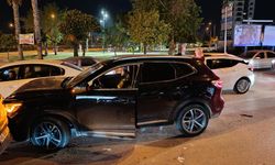 Kırmızı ışıkta kanlı pusu! Lüks araca silahlı saldırı düzenlendi