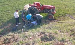 Devrilen traktörün altında kalan çiftçi hayatını kaybetti