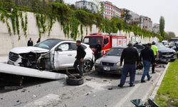 Lüks araç zincirleme kazaya sebep oldu! Arabalar hurdaya döndü