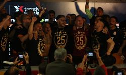 Galatasaraylı futbolculardan basın toplantısında sulu kutlama!