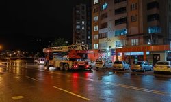 Kayseri'de 14 katlı binanın çatısına yıldırım düştü! Düşen parçalar araçlara zarar verdi
