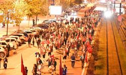 Kayseri'de unutulmaz akşam! Yüzlerce kişi Cumhuriyet Meydanı'na yürüdü