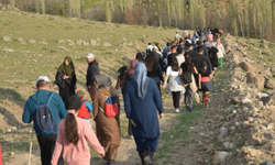 Develi’de dikkat çeken hareketlilik! Yüzlerce kişi aynı yöne yürüdü