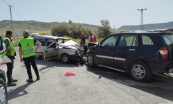 Lüks otomobil ve Tofaş birbirine girdi! Çok sayıda yaralı