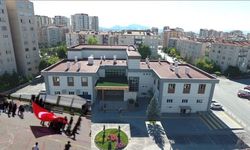 Talas'ta ilginç görüntüler herkesi duygulandırdı: Türk bayrağını yere düşmeden yakaladılar!