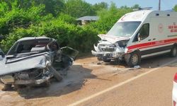 Ambulans ile otomobil çarpıştı! Ölü ve yaralılar var