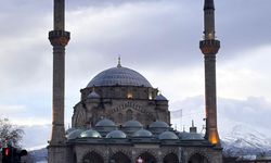 Gösterişli düğün mutluluk değil borç bırakır: Kutlama değil yarış (13 Haziran Cuma Hutbesi)