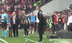 Samsun'da şaşırtan olay! Jakirovic'e pet şişe atıldı, kırmızı kart gördü!