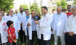Kayseri'de doktorlardan örnek hareket! Hayatını kaybeden çocuklar için fidan diktiler