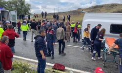 Midibüs devrildi ortalık savaş alanına döndü! 2 ölü, 27 yaralı