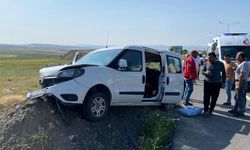Kayseri yolunda şarampole devrilen araç toprak yığınına saplandı! 4'ü çocuk 7 yaralı