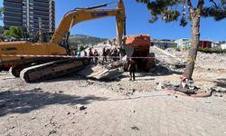 Yıkım çalışmasında facia: İş makinesi ve operatör enkaz altında kaldı
