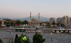 Kayseri’de emekli modası: Cumhuriyet Meydanı podyuma döndü!