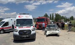 Otomobil ile hafif ticari araç birbirine girdi: Çok sayıda yaralı