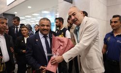 Kayseri protokolünden, tatile gelen gurbetçilere çiçekli karşılama!