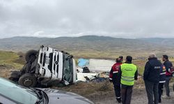 Meyve yüklü tır devrildi! Yaralı hastaneye kaldırıldı