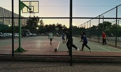 Sümer Spor Tesisi’nde Futbol Oynayacak Yer Bulamayan Çocuklar Basket Sahasına Yöneliyor