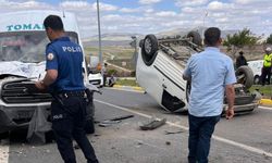 Tomarza'da faciadan dönüldü: Otobüs ile kafa kafaya çarpıştı!