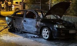 Sokak ortasında alev alev yandı: Araç küle döndü!