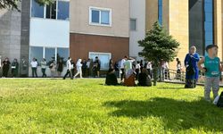 Kayseri'de nefesler tutuldu: Aileler okul bahçelerini doldurdu!