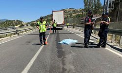 Yol kenarında yürürken tır çarptı! 70 yaşındaki kadından acı haber geldi