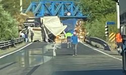 'Nasıl oldu?' dedirten feci kaza: 3 TIR birbirine girdi!
