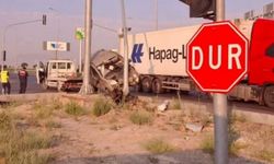 Kayseri'de korkunç kaza anları! Araç direğe saplandı