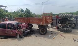 Korkunç kaza! Üzerine traktör devrilen araç hurdaya döndü!