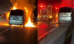Arızalanan minibüs çekici üzerindeyken yandı!