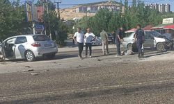 İki otomobil birbirine girdi! 1'i ağır 4 yaralı