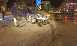 İki otomobilin karıştığı kazada ortalık savaş alanına döndü: 1'i ağır iki yaralı