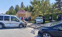 Kayseri'de korkutan kaza! 2 araca ve elektrik trafosuna çarptı