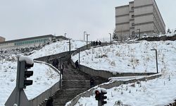 Kayseri Üniversitesi'nde yürüyen merdiven eksikliği öğrencileri zorluyor!