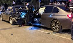 Kayseri’de tehlikeli kavşakta kaza! Airbagler açıldı, sürücüler şokta