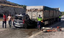Katliam gibi kaza! Tırın altına giren araçta 5 kişi can verdi!